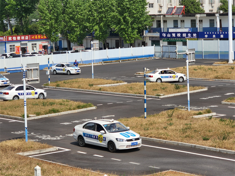 科目三直線行駛總跑偏怎么辦？這些技巧要掌握！